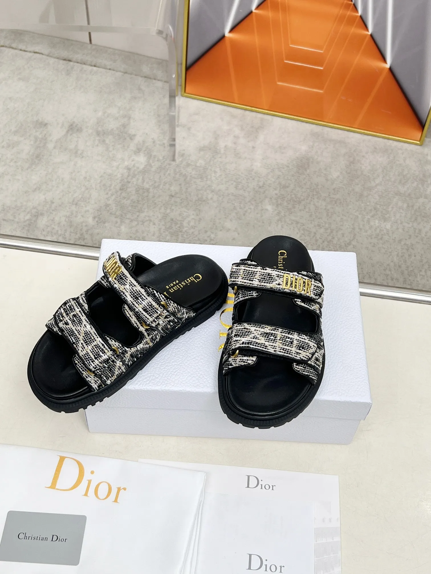 👟👟Ex-factory price 480👟👟Dior👏👏New classic style. 🔥Purchasing-level qualityThick-soled slippers popular in foreign counters. Upper➕Inner: original customized material, original mold opening of sole 1.1 (lightweight, code number 35-40 (41/42 can be customized)